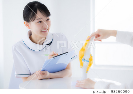 医療　女性看護師のポートレート　 98260090