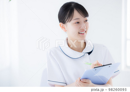 医療 女性看護師のポートレート  医療 女性看護師のポートレート  98260093