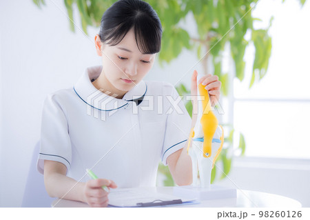 医療　女性看護師のポートレート　 98260126