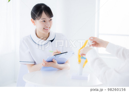 医療　女性看護師のポートレート　 98260156