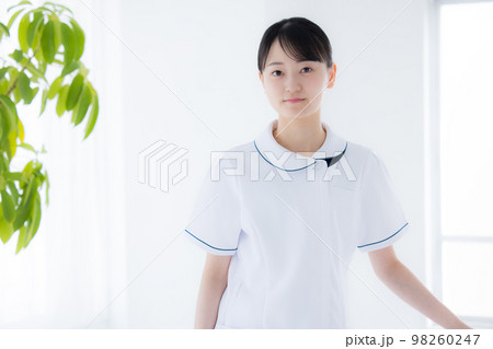医療　看護師のポートレート 98260247