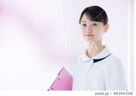 医療　看護師のポートレート 98260308