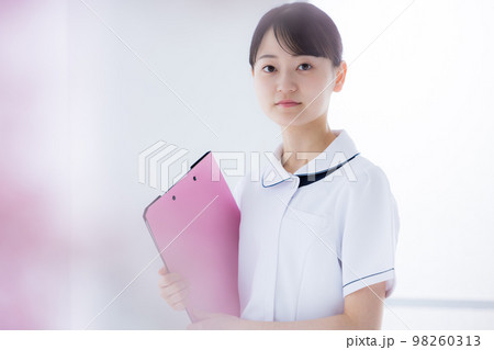 医療　看護師のポートレート 98260313