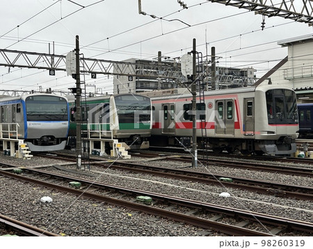 相模大塚駅にて3社の留置 98260319