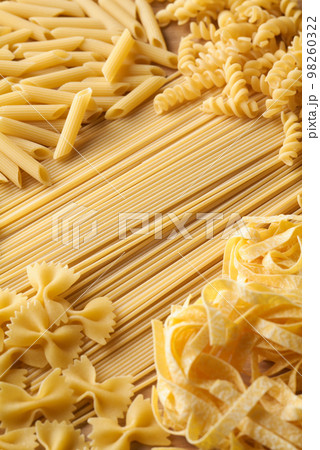 様々な種類のパスタ 98260322