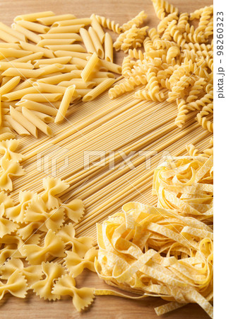 様々な種類のパスタ 様々な種類のパスタ 98260323
