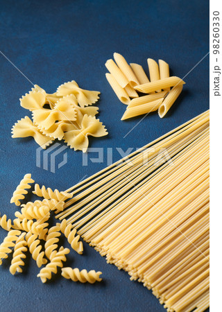 様々な種類のパスタ 様々な種類のパスタ 98260330