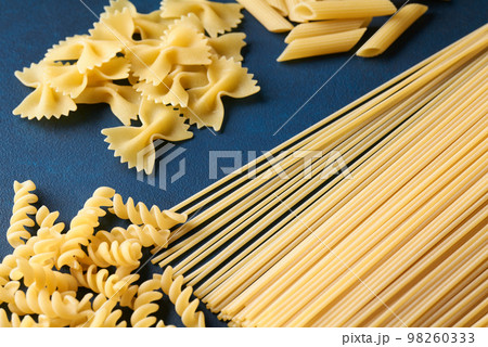 様々な種類のパスタ 98260333