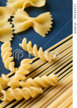 様々な種類のパスタ 98260337