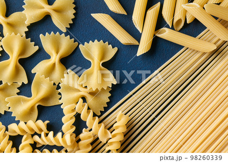 様々な種類のパスタ 98260339