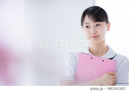 医療　看護師のポートレート 98260362