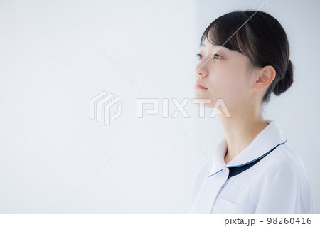 医療　看護師のポートレート 98260416