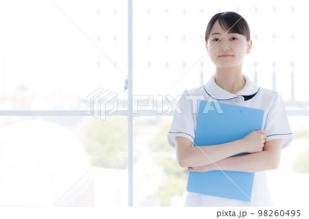 医療　看護師のポートレート 98260495