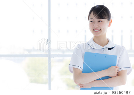 医療　看護師のポートレート 98260497
