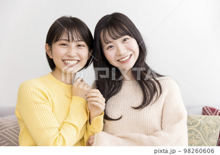 友達と笑顔で並ぶ若い女性 友達と笑顔で並ぶ若い女性 98260606
