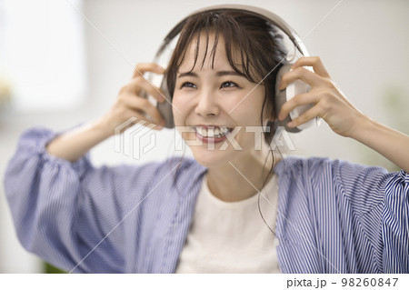 ヘッドフォンで音楽を聴く若い女性 ヘッドフォンで音楽を聴く若い女性 98260847