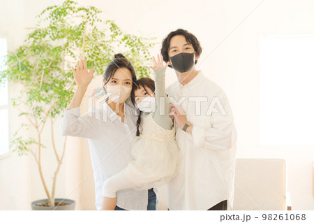 マスクをしている家族 マスクをしている家族 98261068