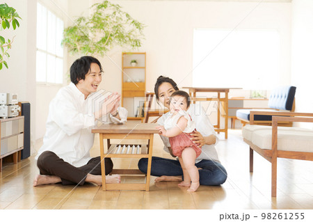 かわいい赤ちゃんと両親 かわいい赤ちゃんと両親 98261255