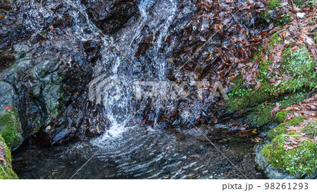岩場を流れ落ちる水 岩場を流れ落ちる水 98261293
