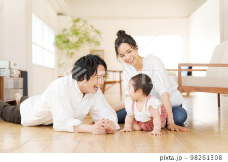 かわいい赤ちゃんと両親 98261308