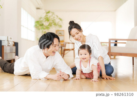 かわいい赤ちゃんと両親 98261310