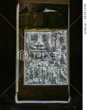 アンコール遺跡群2005 バイヨン寺院の石像 アンコール遺跡群2005 バイヨン寺院の石像 98261399