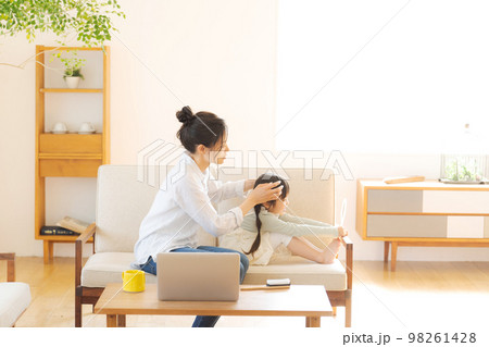 幸せそうな母と娘のポートレート 幸せそうな母と娘のポートレート 98261428