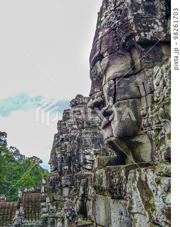 アンコールワット バイヨン寺院の石像 アンコールワット バイヨン寺院の石像 98261703