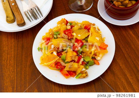 Malaga salad - Andalusian dish in Spain 98261981