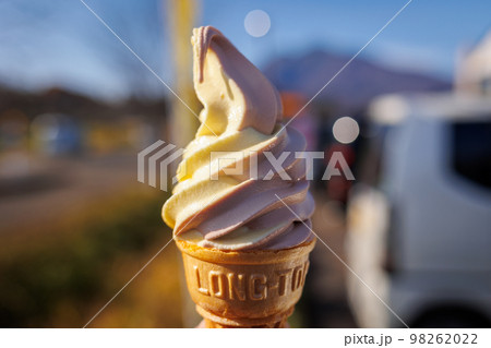 産直の嶽きみとマロンのミックスソフトクリーム（青森県弘前市） 98262022