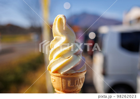 嶽きみとマロンのミックスソフトクリーム（青森県弘前市） 98262023