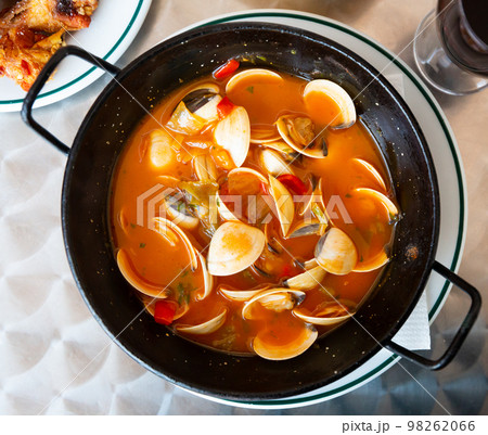 Red broth with bivalve mollusks 98262066