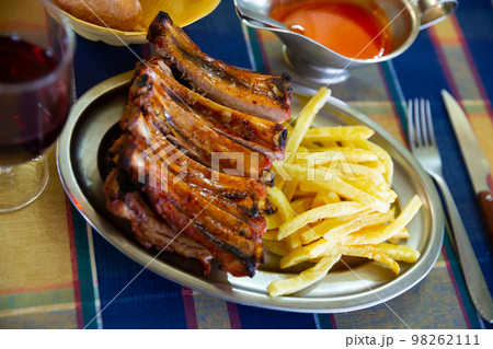 Grilled pork ribs with fried potato Grilled pork ribs with fried potato 98262111
