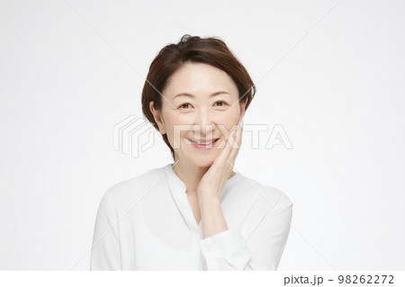 スキンケアをするシニア女性 98262272