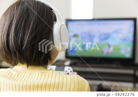 自宅でTVゲームをする若い女性 自宅でTVゲームをする若い女性 98262276