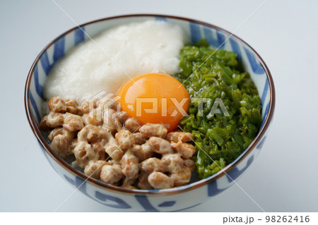 メカブととろろと納豆の丼　ねばとろ丼 98262416