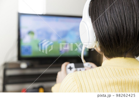 自宅でTVゲームをする若い女性 98262425