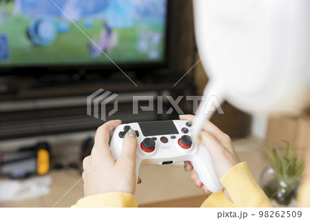 自宅でTVゲームをする若い女性 自宅でTVゲームをする若い女性 98262509