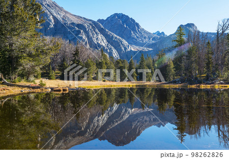 Mountain lake 98262826