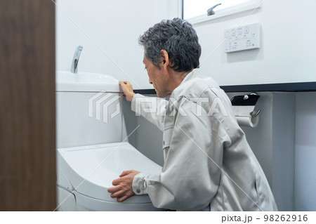 トイレを点検する作業員 98262916