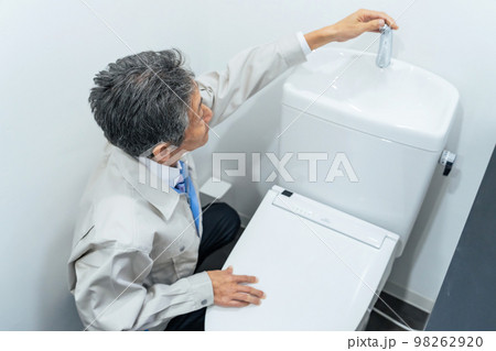 トイレを点検する作業員 98262920