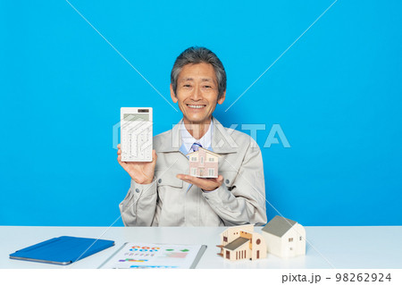 電卓を見せる建築士・設計士 電卓を見せる建築士・設計士 98262924