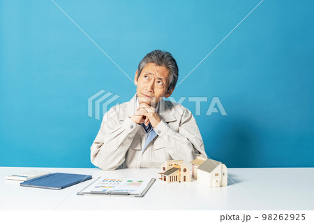 考える作業員　建築士　設計士 98262925