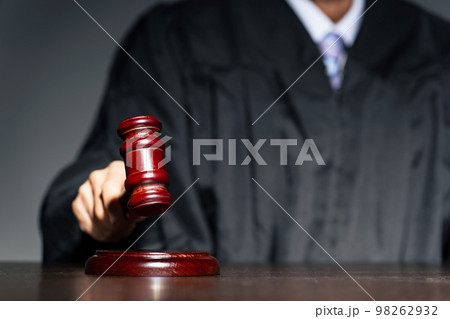 木槌を叩く裁判官 法廷 裁判 木槌を叩く裁判官 法廷 裁判 98262932