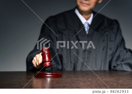 木槌を叩く裁判官 法廷 裁判 木槌を叩く裁判官 法廷 裁判 98262933