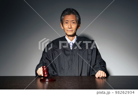 木槌を叩く裁判官 法廷 裁判 木槌を叩く裁判官 法廷 裁判 98262934