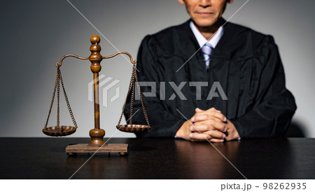 法服を着た男性と天秤　司法イメージ 98262935