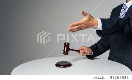 ハンマーを持った男性　オークション　競売 98262938