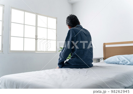 病室でぼんやりする入院患者 病室でぼんやりする入院患者 98262945