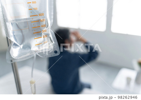 病室の患者と点滴 病室の患者と点滴 98262946